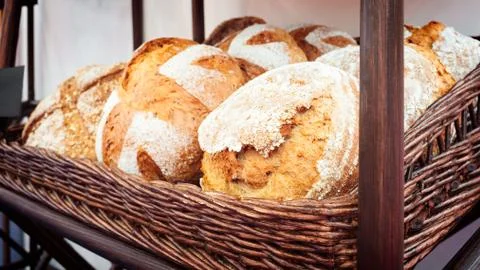 Fresh breads on the shelf in the bakery Foto stock