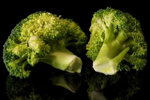 Fresh breen broccoli isolated on black glass Foto stock