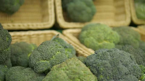 Fresh broccoli displayed in rustic woven baskets 스톡 동영상 314707557