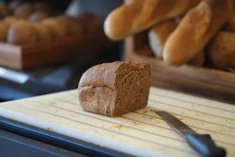 Fresh brown bread on a cutting board with a knife Foto stock