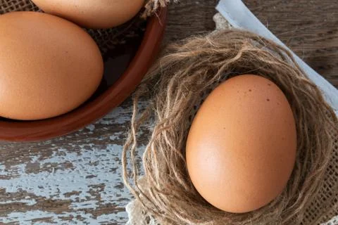Fresh brown eggs on a rustic table Foto stock