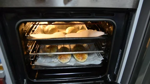 Fresh buns from the oven. Conveyor with bread. Baking bread. Workshop for produc 動画素材 98422138