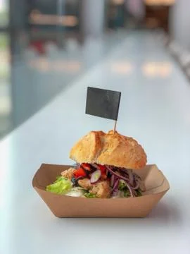 Fresh burger in the box at the table Foto stock