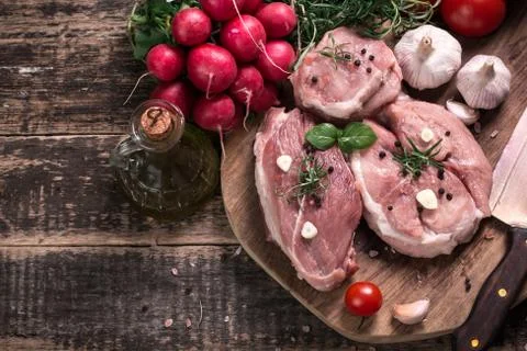 Fresh butcher cut meat assortment garnished with fresh rosemary on wooden tab Foto stock