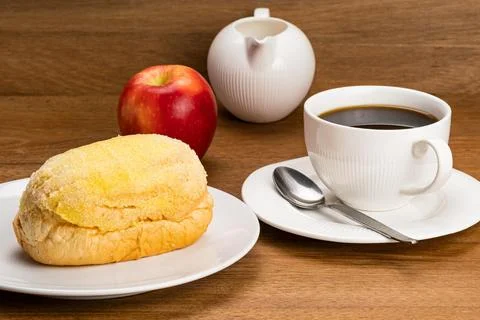 Fresh Butter Bread in white ceramic plate a cup of hot black coffee with metal Foto stock