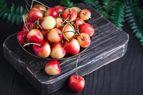 Fresh cherry in a Cup on a dark rustic wooden table. Background with space for Foto stock
