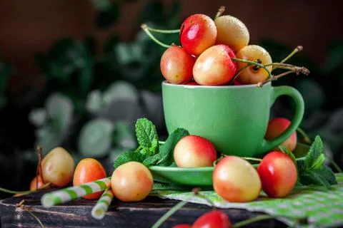 Fresh cherry in a Cup on a dark rustic wooden table. Background with space for Foto stock