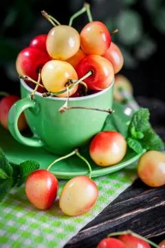 Fresh cherry in a Cup on a dark rustic wooden table. Background with space for Foto stock