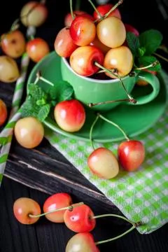 Fresh cherry in a Cup on a dark rustic wooden table. Background with space for Foto stock