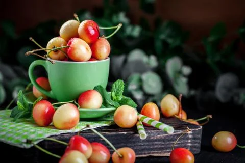 Fresh cherry in a Cup on a dark rustic wooden table. Background with space for Foto stock