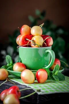 Fresh cherry in a Cup on a dark rustic wooden table. Background with space for Foto stock