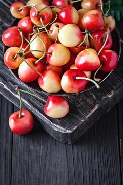 Fresh cherry in a Cup on a dark rustic wooden table. Background with space for Foto stock