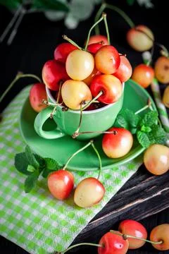 Fresh cherry in a Cup on a dark rustic wooden table. Background with space for Foto stock