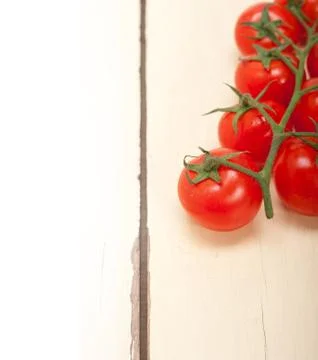 Fresh cherry tomatoes on a cluster Foto stock