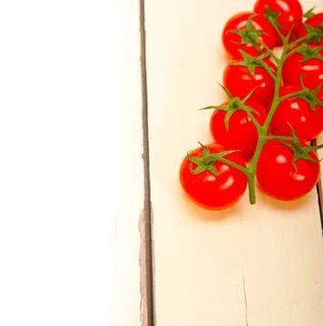 Fresh cherry tomatoes on a cluster Foto stock