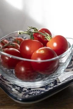 Fresh Cherry Tomatoes on the Vine Foto stock