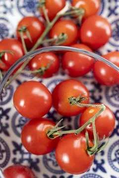 Fresh Cherry Tomatoes on the Vine Foto stock
