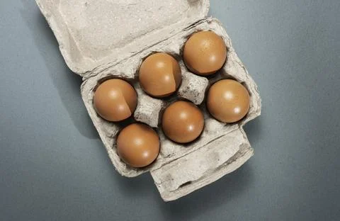 Fresh Chicken brown eggs on table Stockfoto's