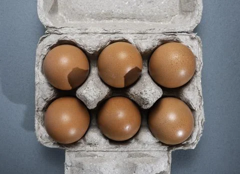 Fresh Chicken brown eggs on table 库存照片