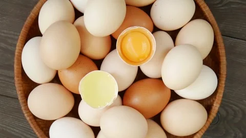Fresh chicken eggs in a basket. 스톡 동영상 328441166