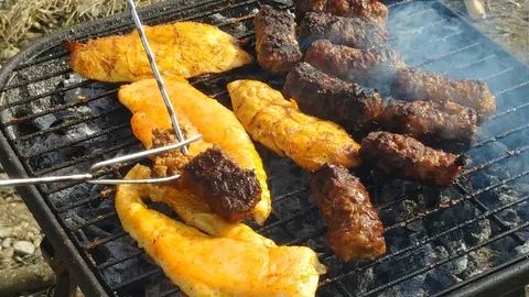 Fresh chicken on the grill 库存影片 89973956