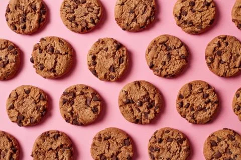 Fresh chocolate chip cookies pattern on pink background Stock Photos