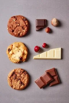 Fresh chocolate chip cookies pattern on grey background Stock-Fotos