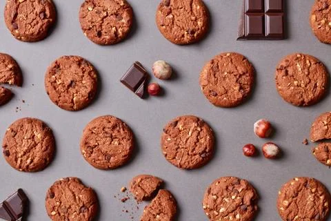 Fresh chocolate chip cookies pattern on grey background Foto stock