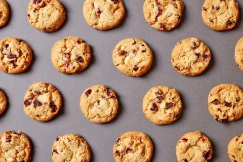 Fresh chocolate chip cookies pattern on grey background Foto stock