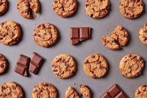 Fresh chocolate chip cookies pattern on grey background Stock Photos