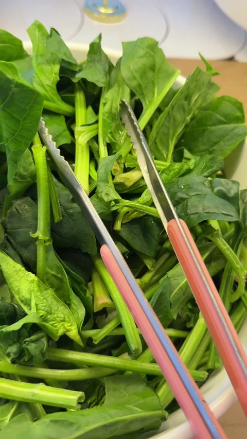 Fresh Choy Sum at an Asian Buffet Vidéo 345398502