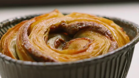 Fresh Cinnamon Bun with Flake Pastry Texture in Soft Natural Light. Vidéo 334781416