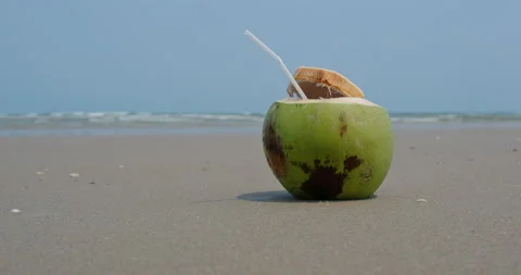 Chỉ cần một lần nhìn vào Coconut Drink Stock Video Footage, bạn sẽ cảm nhận được sự sôi động và năng động tràn đầy trong nước dừa được cắt từ quả dừa tươi ngon. Để ngắm nhìn hình ảnh sống động và nghệ thuật này, bạn sẽ bị lôi cuốn bởi hương vị tuyệt vời của nước dừa tươi ngon. 