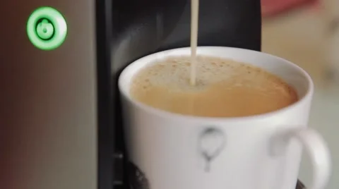 Fresh coffee poured into the Cup Vidéo 48965373