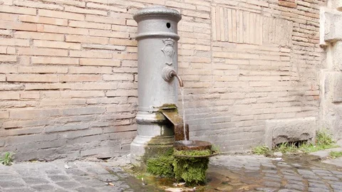 Fresh cold potable water streaming without stopping from clean drinking fountain Vidéo 127851947