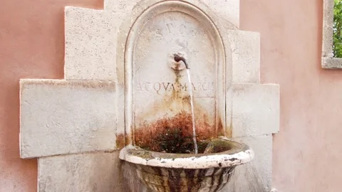 Fresh cold potable water streaming without stopping from clean drinking fountain Vidéo 138702787