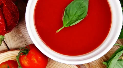 Fresh cold tomato soup Vídeos de archivo 51138555