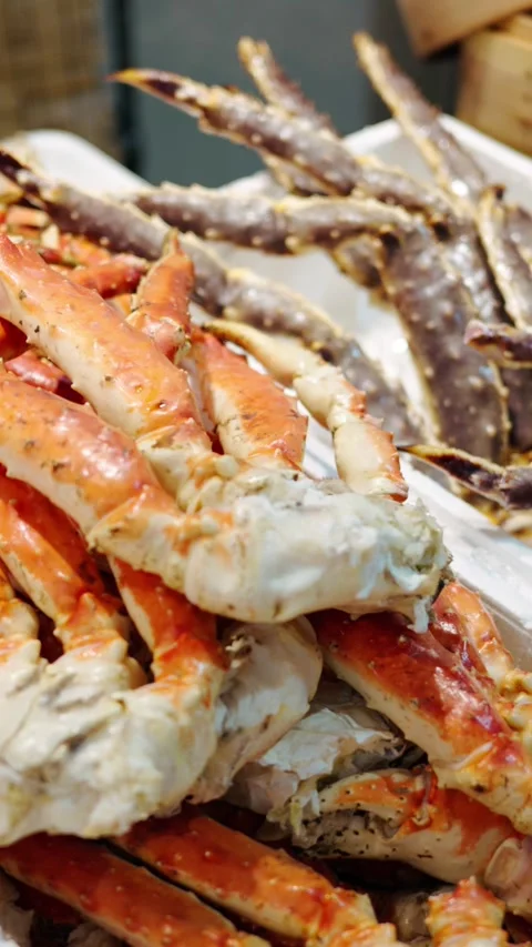 Fresh cooked king crab legs displayed on market stall for gourmet seafood d.. Stock Footage 339347968