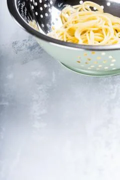 Fresh cooked spaghetti in stainless strainer Stock-Fotos