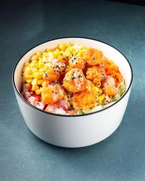 Fresh corn and crispy fried shrimp in a simple bowl Stockfoto's