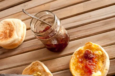 Fresh crumpets with jam Foto stock