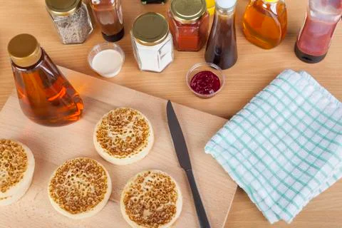 Fresh crumptes on a breakfast table with maple syrup Foto stock