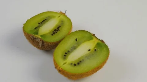 Fresh cut kiwi Vídeo Stock 103625925