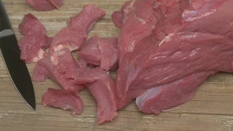 Fresh Cuts of HighQuality Raw Meat Displayed Beautifully on a Wooden Cutting Stockbeeldmateriaal 284133988