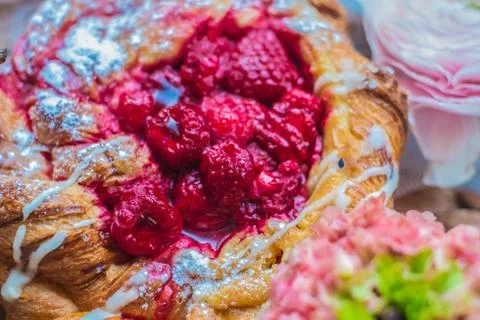 Fresh delicious buns with raspberry jam for the breakfast with a rose on vi.. 스톡 사진