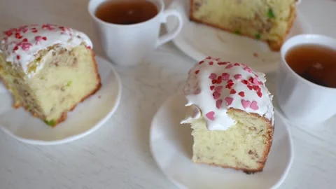 Fresh delicious Easter cake on the background of a table and cups of tea. Stock-Footage 149870386