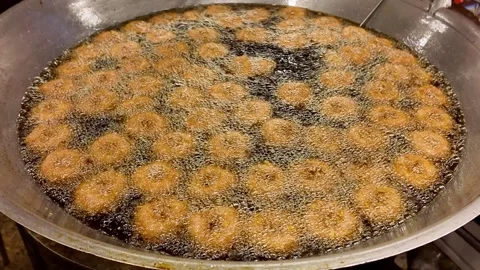 Fresh Donuts Deep Frying in Hot Oil at Thai Street Food Market 库存影片 340351762