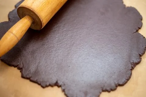 Fresh dough for the potion in the kitchen on the table Foto stock