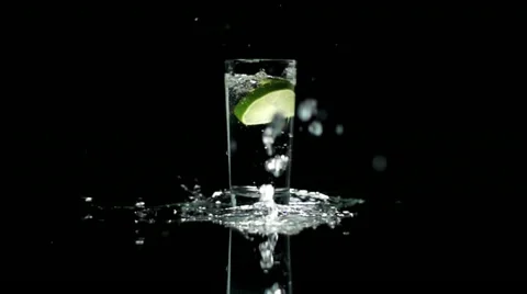 Fresh drink super slow motion high speed lemon splashing into glass of water Stock-Footage 22101487