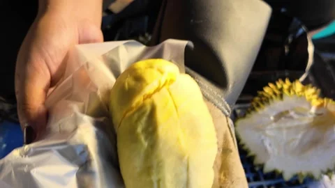 Fresh Durian Segment Presented by Street Vendor at Thai Night Market in 4K Stockbeeldmateriaal 338102278